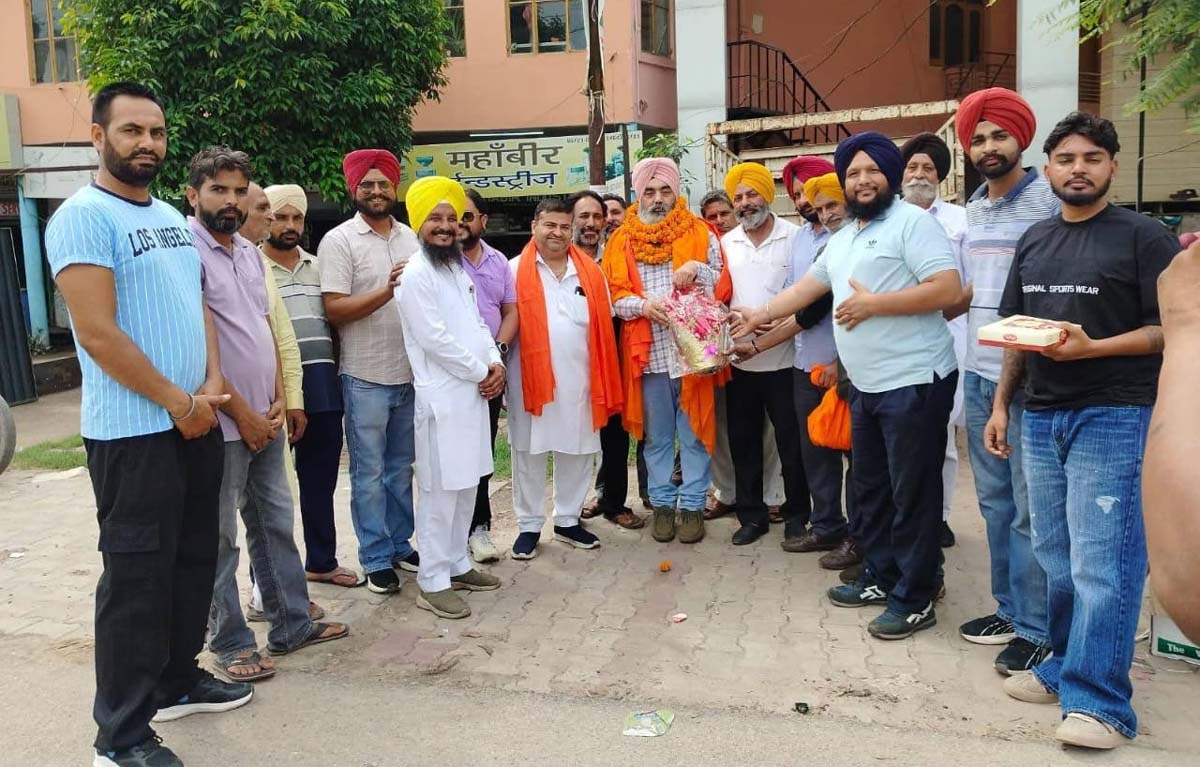 Vishwakarma Mandir Market felicitates Gurpreet Singh Dhamoli on becoming the District President of the Trade Wing.